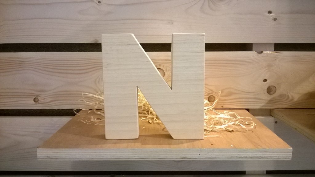 houten letters in ajouxhout 25mm dik 30cm hoog Het bezige bijtje