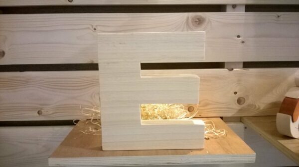 houten letters in ajouxhout 25mm dik 15cm hoog
