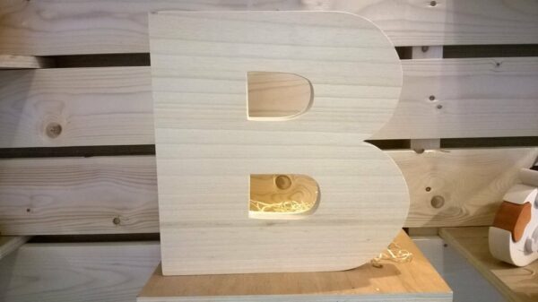 houten letters in ajouxhout 25mm dik 30cm hoog