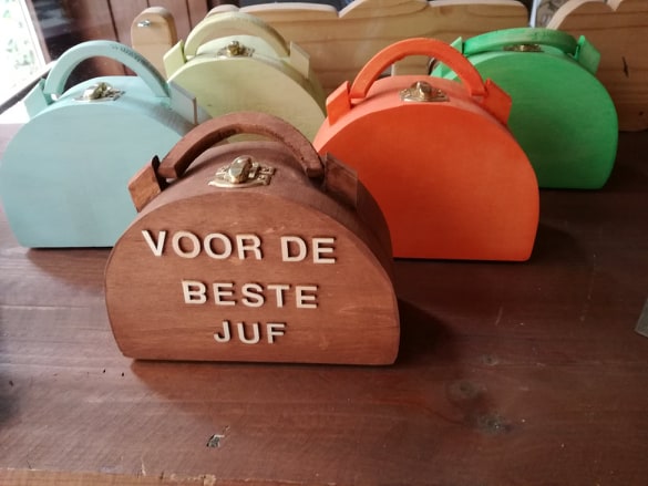 handtasje halfrond in kleur met tekst in houten letters